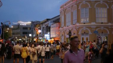 Ocak 29.2023.Phuket, Tayland. Thalang Yolu 'nda ve Çin Yeni Yıl Festivali veya Phuket Festivali 2023 aydınlatma gecesi çevresinde dinlenen kalabalık turist alışverişi.