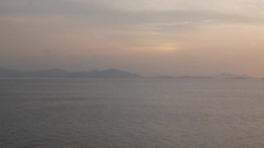 Açık uluslararası denizin doğal manzarası. Phuket bölgesinde güneş doğarken, yolcu gemisinde okyanusta yol alırken. Doğada dolaşmak okyanus manzarası
