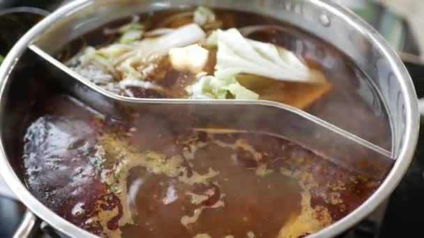 Chinesische Scharfe Hot Pot Küche Beim Kochen Frikadellen Fischbällchen Und — Stockvideo