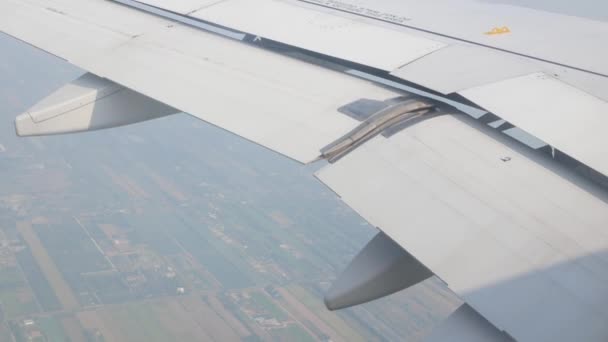 Blick Durch Das Flugzeugfenster Mit Dem Flügel Des Flugzeugs Vom — Stockvideo