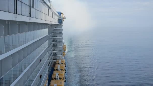 Uitzicht Achterkant Van Het Cruiseschip Vanaf Het Voordek Met Zijaanzicht — Stockvideo
