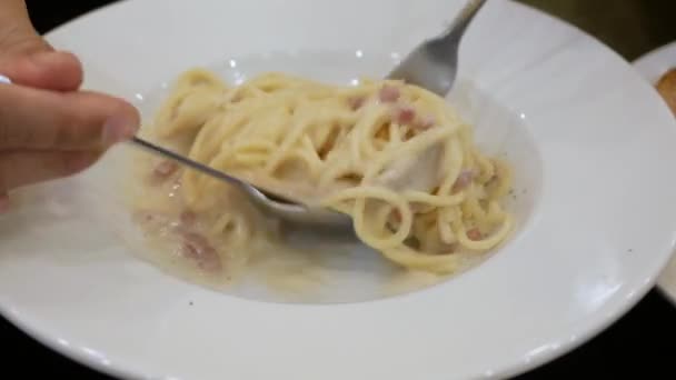 Χρησιμοποιώντας Πιρούνι Για Φάει Φρέσκα Ζυμαρικά Καρμπονάρα Σπαγγέτι Άσπρο Sause — Αρχείο Βίντεο