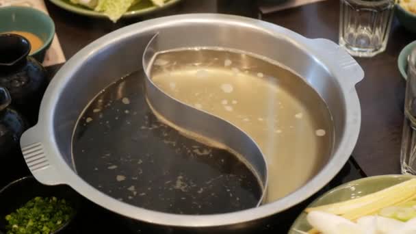 Shabu Shabu Sukiyaki Japonské Jídlo Half Pot Horké Vařící Polévka — Stock video