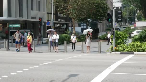 8月2 20233 シンガポール 歩行者混雑した人々は 夏の昼間のシンガポールのメガ中央バス地区の中心部のオーケストラ道路の交差点で通りを横断 — ストック動画
