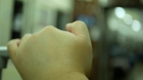 Selektywne Skupienie Się Męskiej Dłoni Podczas Chwytania Trzymania Bagażu Podczas — Wideo stockowe