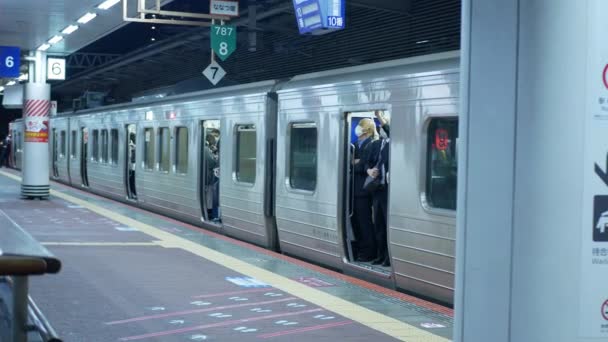 11월 2022 후쿠오카 플랫폼에서 준비가 오프닝 문으로 통근자와 지하철 플랫폼 — 비디오