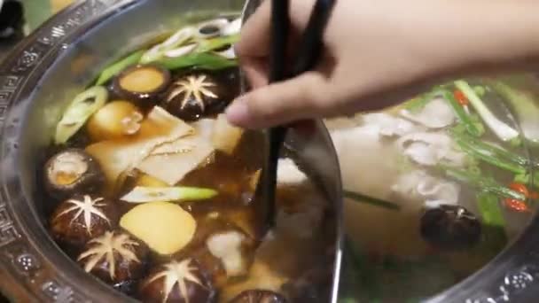 Kinesisk Stil Kryddig Varm Pott Köket Medan Matlagning Svamp Fläsk — Stockvideo