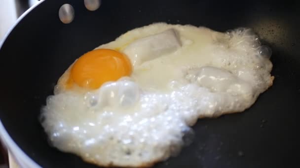 Cerrar Hasta Huevo Frito Mientras Cocina Una Sartén Proceso Preparación — Vídeo de stock