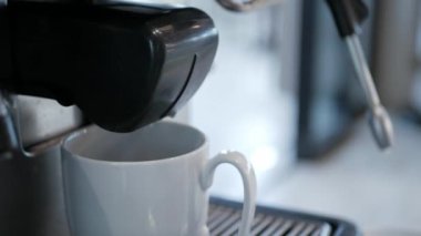 Kahve makinesi fincanı dolduruyor kahve makinesiyle kahve yapıyor kahve makinesinden espresso yapıyor. Kahvaltıda içecek.