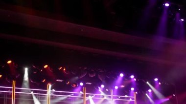 Soyut flaşlı sahne ışığı, sahne ışığı, disko ışığı. Parlak sahne ışıkları, siyah arka plandaki mavi, yumuşak ışık vuruşunda hareket eğlencesi yanıp sönüyor..