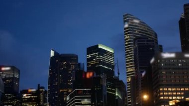 Gece vakti şehir merkezindeki Singapur şehrinin metropolitan bölgesindeki gökdelen işletme oteli finans binası, gece vakti Asya mega şehri manzarası