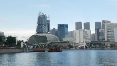 Singapur 'un merkez iş bölgesinde gökdelenler inşa eden gökdelenli marina körfezi su cephesi manzarası. Gökdelen ve yüksek binalarla gökdelenler.