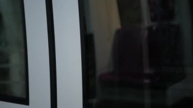Metro istasyonundan kalkan tren istasyonunun kapı camı penceresine bakın. Metro treni taşımacılığı. Soyut ulaşım arka planı videosu.