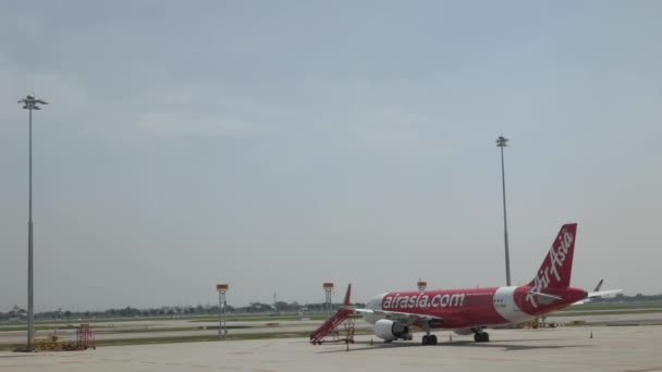 10月31 2022 バンコク タイ航空アジアエアバスA320 次のフライトのための地上サービス駐車場の準備 — ストック動画