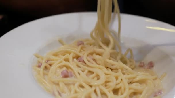 Przy Użyciu Widelca Łyżki Jedzenia Świeżego Domowej Roboty Spaghetti Biały — Wideo stockowe