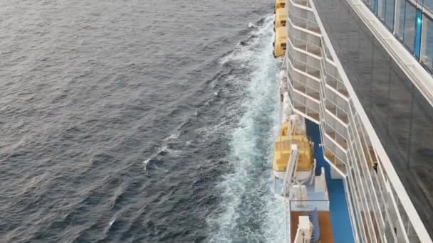 Reddingsboot Gigantisch Cruiseschip Zicht Naar Beneden Naar Oceaan Oppervlak Met — Stockvideo