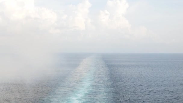 Θέα Της Αφύπνισης Πίσω Από Ένα Μεγάλο Κρουαζιερόπλοιο Στα Βαθιά — Αρχείο Βίντεο