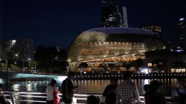 26 Nisan 2023. Singapore. marina körfezi bölgesinde birçok turist ve Singapur Metropolitan 'daki gökdelen işletme finans binasının arka planına gece vakti bakın.