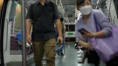 Mayıs 2023. Singapur şehir merkezinde bir yolcuyla birlikte metro içindeki şehir yaşam tarzı metroya gidip geliyor. Singapur toplu taşımacılık.