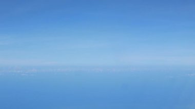 Güneşli bir günde bulutların üzerinde uçuşan beyaz kabarık bulutlu mavi gökyüzü sıcak havada yazın atmosferde hareket eden bulutlarla birlikte. yaz bulutları arka planı