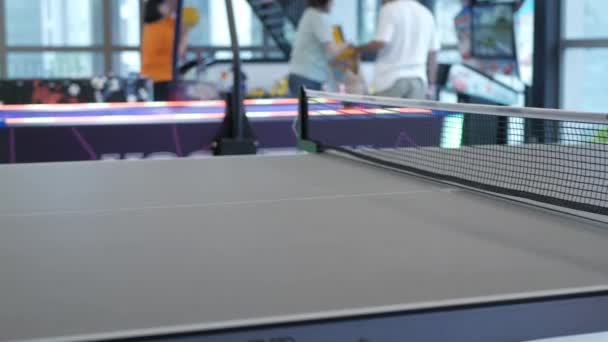 Nahsicht Auf Den Tisch Beim Tischtennisspielen Tischtennisball Auf Dem Tisch — Stockvideo
