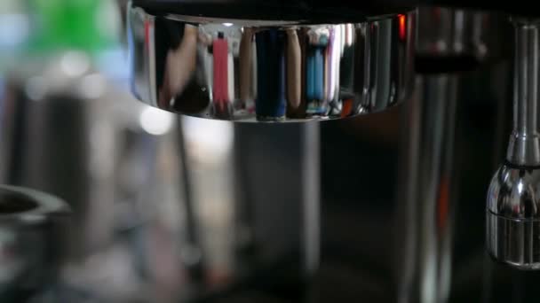 将咖啡豆倒入咖啡机 在咖啡壶中倒入足量的咖啡豆 制成咖啡浓咖啡 作为早晨热饮 咖啡酿造的饮料 — 图库视频影像