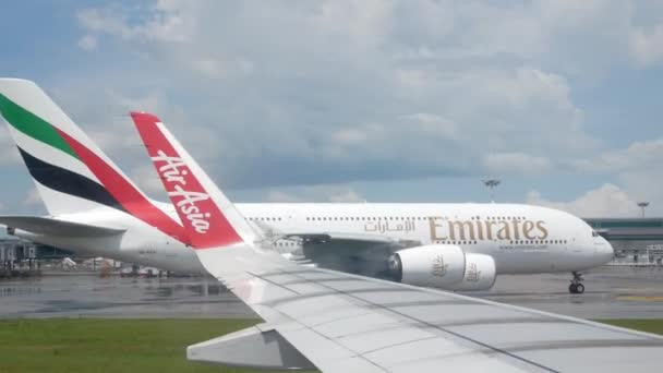 Мая 2023 Singapore Changi Airport View Airplane Window While Taxing — стоковое видео