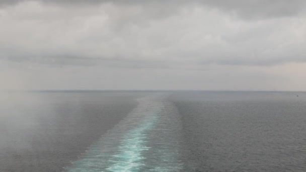 Blick Auf Den Wellengang Hinter Einem Großen Kreuzfahrtschiff Auf Tiefblauem — Stockvideo