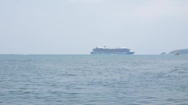 Ein Riesiges Kreuzfahrtschiff Legte Mitten Meer Von Patong Bei Phuket — Stockvideo