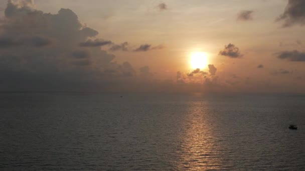 日出映照海景 乘游轮在日出时分静下心来 — 图库视频影像