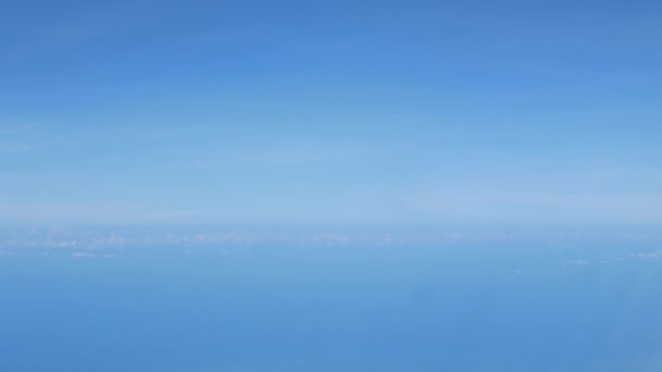 Güneşli Bir Günde Bulutların Üzerinde Uçuşan Beyaz Kabarık Bulutlu Mavi — Stok video
