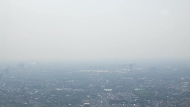 曼谷大都市上空的空气污染环境问题的航景从飞机的窗上俯瞰 特大城市上空的尘雾污染 — 图库视频影像