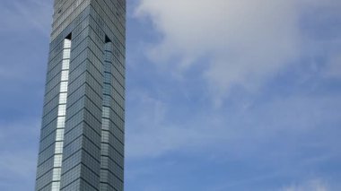 Mavi gökyüzüne karşı modern gökdelen gökdelenler, Japonya 'daki finans binaları.