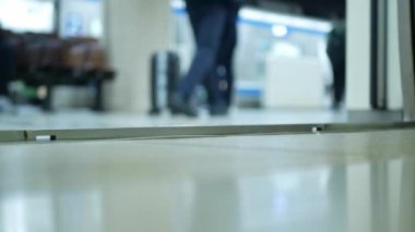 Tren kapısı kapanmak üzereyken tren kapısının alçak açılı görüntüsü istasyonda trene binen insanlar. Japon metro toplu taşımacılığı