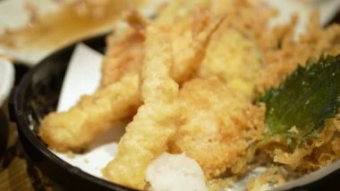 Bir kase taze saşimi taze çiğ Japon yemeğinin yanına yaklaşırken yemek çubuklarıyla buzdan sashimi, restoranda Japon yemeği.