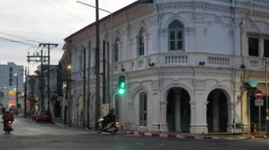 30 Ocak 2023.Phuket, Tayland. Phuket Eski Kasabası 'nda sabah erken saatlerde inşa edilen Güzel Sino Portekiz mimari yolunun yerel sokak manzarası.