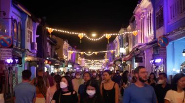 Ocak 29.2023.Phuket, Tayland. Thalang Yolu 'nda ve Çin Yeni Yıl Festivali veya Phuket Festivali 2023 aydınlatma gecesi çevresinde dinlenen kalabalık turist alışverişi.