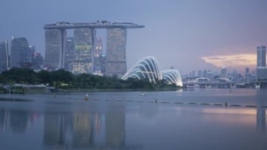 Singapur ufuk çizgisi şehir Singapur nehrinin kıyısında modern ofis gökdelenleri ile günbatımında merkez iş bölgesinde yüksek finansal binalar güzel zaman. Modern binalar gökyüzü.