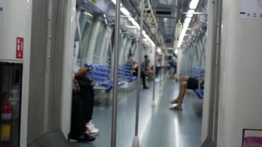 Kalabalık kalabalık bir trafikte metro vagonunda, metro şehir yaşamının ulaşım geçmişinde, metro vagonunun içinde birçok yolcunun olduğu bulanık bir görüntü.