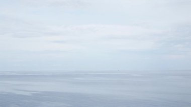 Okyanusta seyahat eden yolcu gemisindeyken Phuket bölgesinde küçük bir balıkçı teknesi ve küçük bir adayla açık uluslararası denizin doğal manzarası. Doğada dolaşmak okyanus manzarası