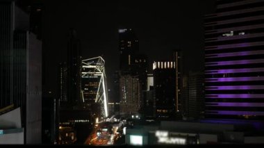 Gece vakti Bangkok şehrinin gökdelenli gökdelenler üzerinde trafik ışığı olan gökyüzü manzarası. Gece vakti metropol mega şehir manzarası