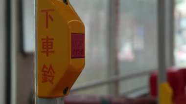 seçici bir şekilde kapı zilini kapatarak şoföre otobüsü durdurmasını bildirmek için zili çalmak, kapı zilini çalmak Taipei, Tayvan trafik taşımacılığı sırasında boş otobüsün altında durmak.