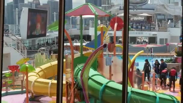 2009年04月28日新加坡 在加勒比海皇家游轮上的儿童游泳池滑翔机夏季假日 许多儿童在游泳池里享受着滑翔伞的乐趣 — 图库视频影像