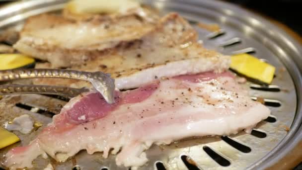 Κοντινό Πλάνο Του Χέρι Μαγείρεμα Κορέας Ψητό Χοιρινό Κρέας Κοιλιά — Αρχείο Βίντεο