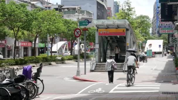 7月27 2023 Taipei 太平洋の高層ビルに囲まれた歩行者や車の交通機関との交差点でのストリートビュー 都市生活 — ストック動画