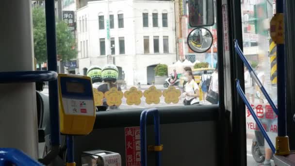 7月28 2023 Taipei 台湾の太平バス入口のバスの非接触決済タッチパネルへのビュー公共交通機関バスのハイテク決済 — ストック動画
