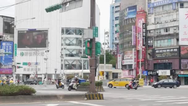 Taipei Nin Birçok Mağazası Gündüz Trafiği Olan Ünlü Zebra Geçidi — Stok video