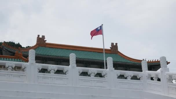 Die Taiwanesische Flagge Weht Wind Mit Dem Hintergrund Chinesischer Architektur — Stockvideo