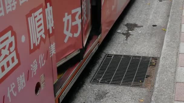 车门关闭 公共汽车从巴士站开出时 从巴士站到巴士站的低视角人行道 台北市街头生活公共交通 — 图库视频影像