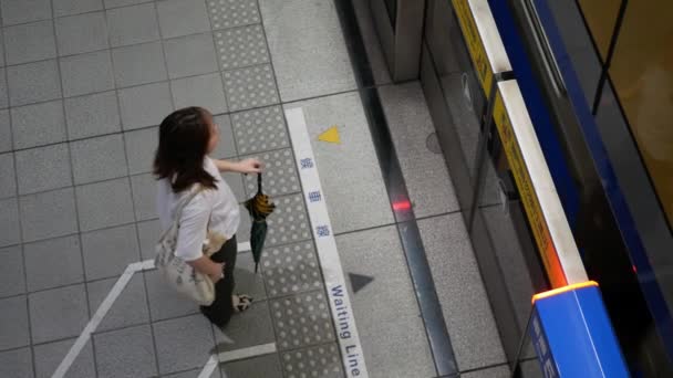 7月27 2023 Taipei Taiwan Topビュー地下鉄プラットホームステーションで待っている乗客の旅行者にラッシュアワービジネス時間で列車の通勤者に乗る準備ができて下さい 都市公共交通機関 — ストック動画